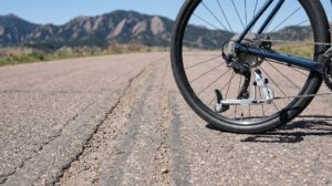Child carrier trailer hitch attached to bicycle